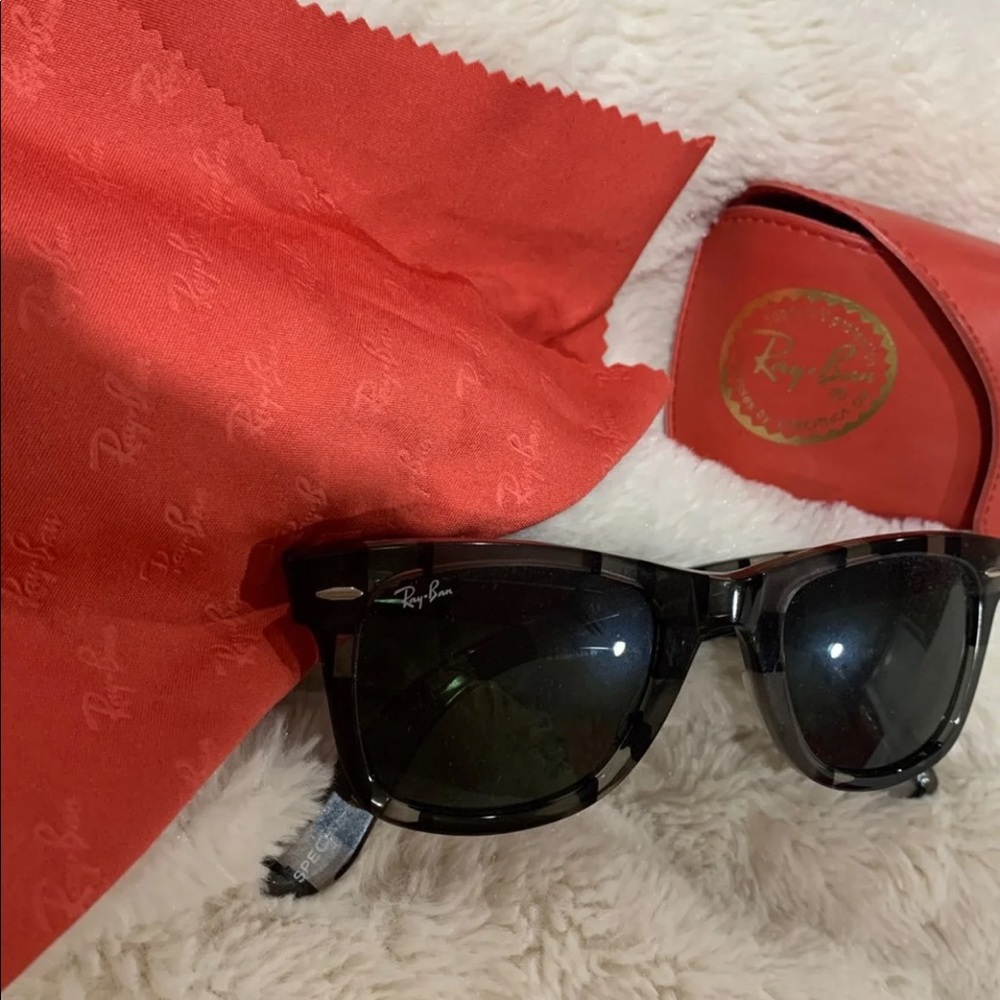 Ray-Ban Sunglasses - Picture 4 of 6